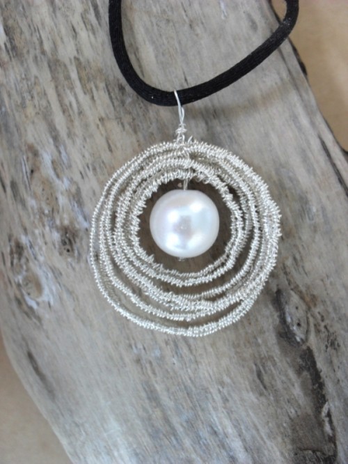 Romantic DIY Wire And Pearl Necklace