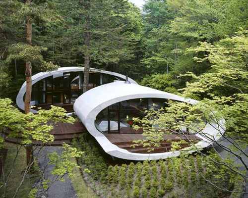 Sculptural Shell-Like Vacation House Design