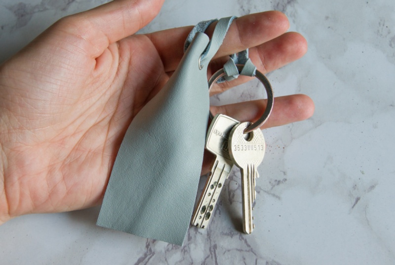 Picture Of simple diy leather key ring to make  1