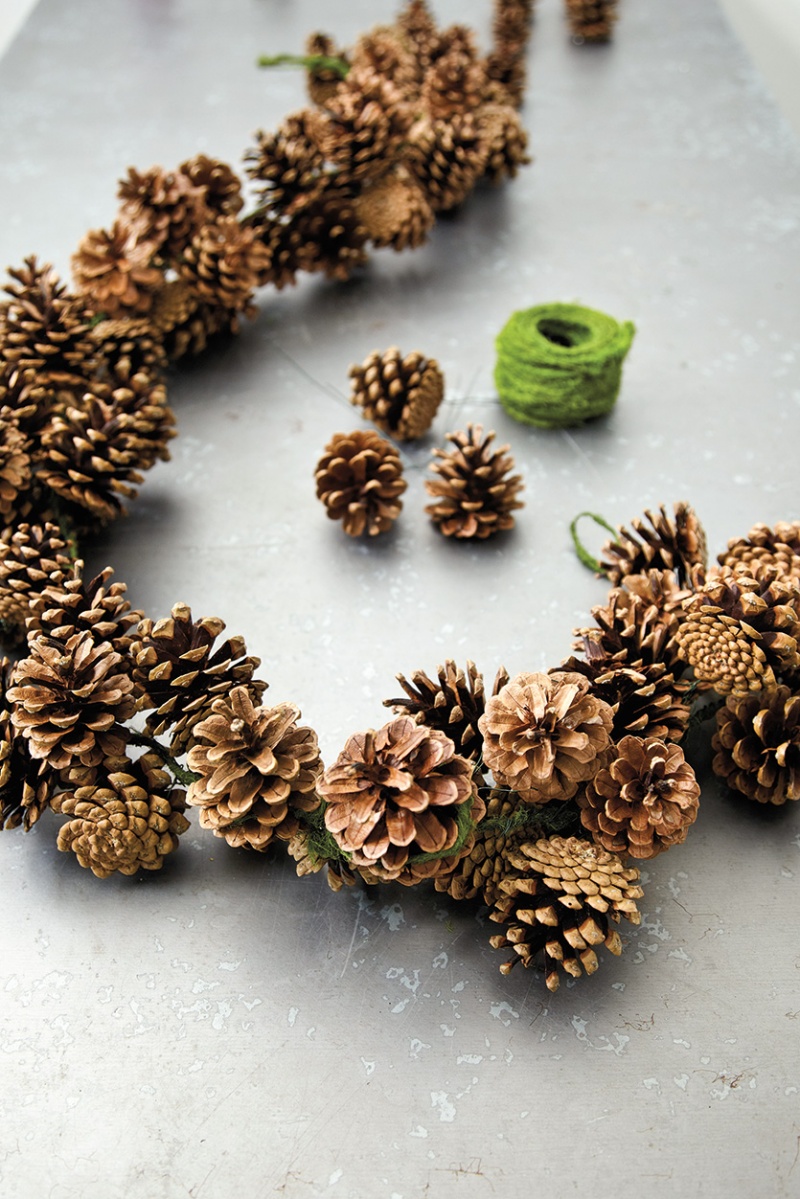 thick pinecone garland (via howtodecorate)