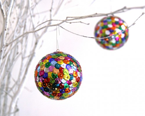 multi-color sequin ornaments (via the3rsblog)