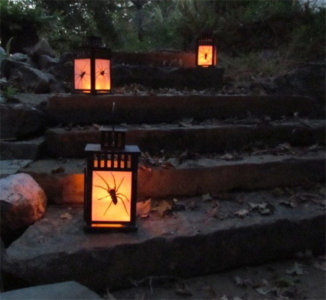 Add spiders to your usual candle lanterns and they will look like Halloween at once