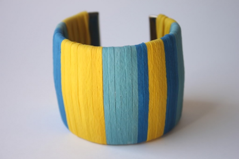 DIY rubber band wrapped cuff (via delightedmomma)