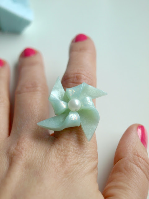 DIY spring pearl ring (via mariajustdoit)