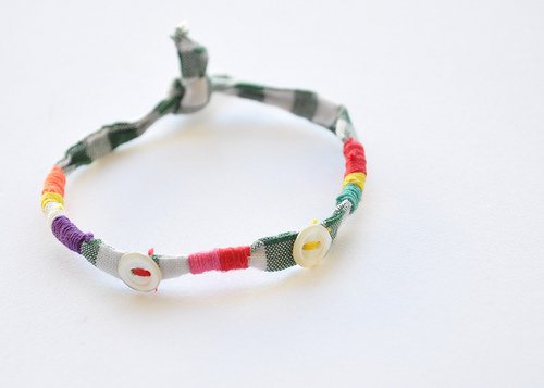 DIY button spring bracelet (via pm-betweenthelines)