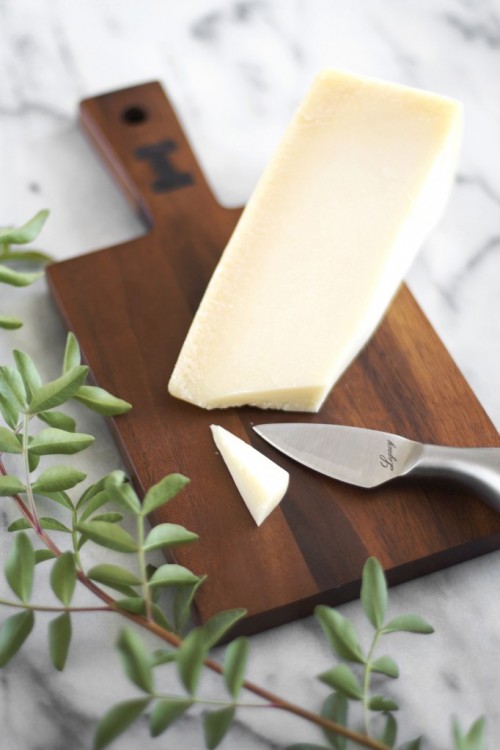monogrammed cheese board (via bakedbyjoanna)