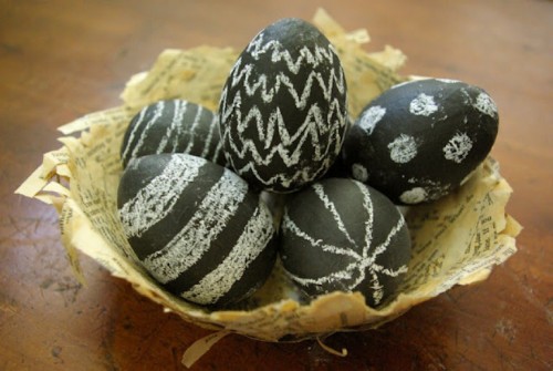 chalkboard Easter eggs (via shelterness)