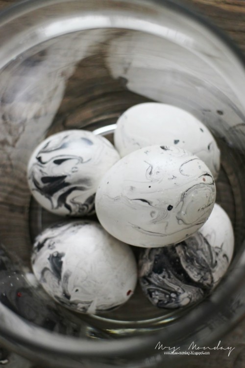 marbled Easter eggs (via miss-monday)