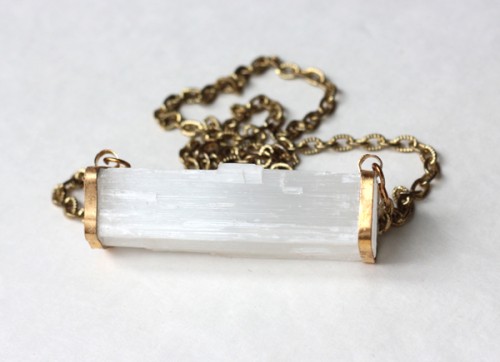 raw crystal pendant (via bromeliadliving)