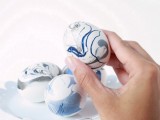 trendy-diy-marble-easter-eggs-using-nail-polish-5