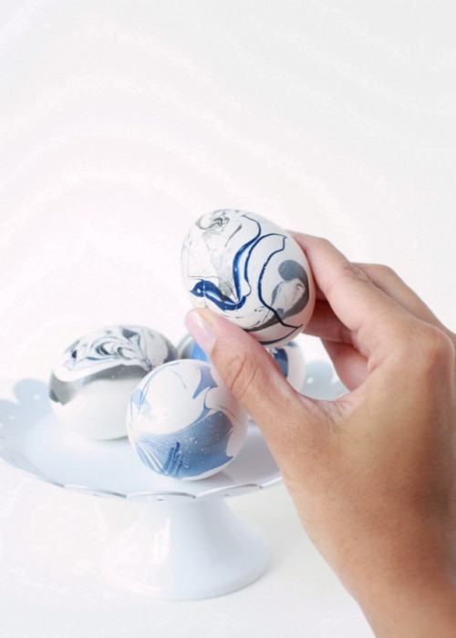 Trendy DIY Marble Easter Eggs Using Nail Polish