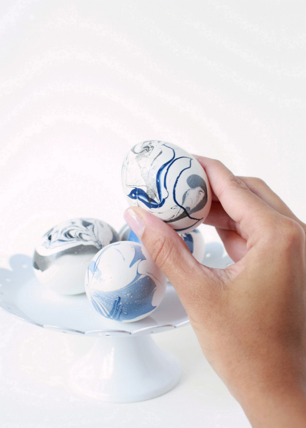 Picture Of trendy diy marble easter eggs using nail polish  5