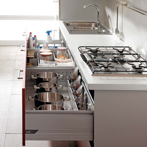 Storing pans right under the cooktop is a very comfortable solution.