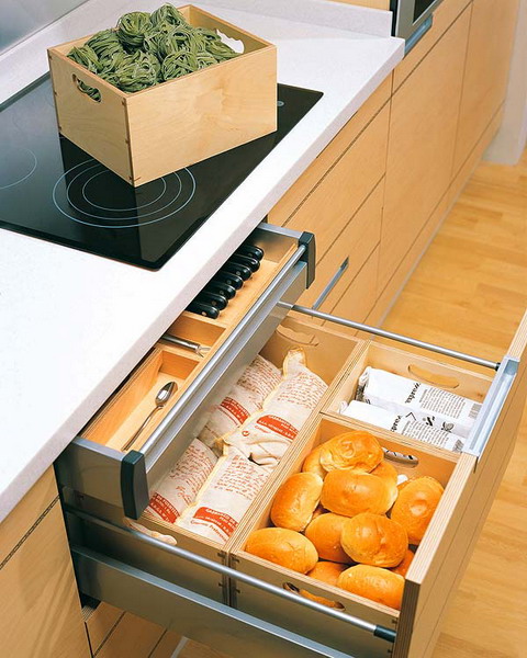 Pull out drawers under the cooktop could be used to store a lot of things