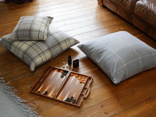 Thanks to floor pillows you can always play board games in different places.