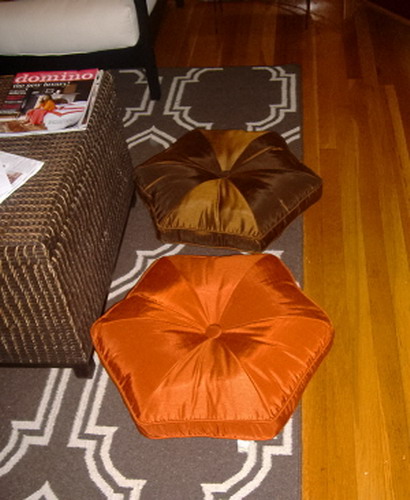 Using Floor Pillows In Interior Decorating