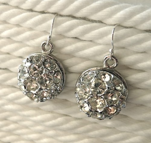 vintage button earrings (via twinkleandtwine)